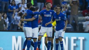 Jugadores de Cruz Azul festejan un gol contra Pachuca