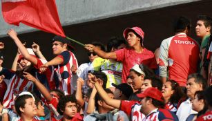 Aficionados alientan a Chivas durante un duelo en Liga MX 