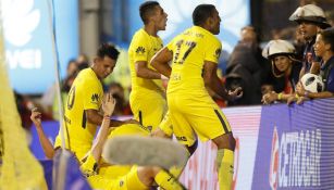Jugadores de Boca celebran un gol 
