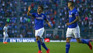 Ángel Mena celebra un gol con Cruz Azul