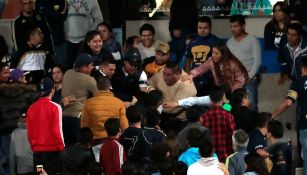 Fans de Pumas enfrentan a necaxistas al término del duelo en CU