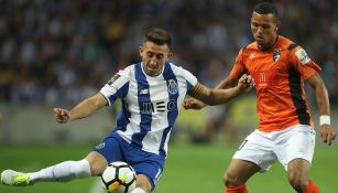 Héctor Herrera controla el balón en juego del Porto 