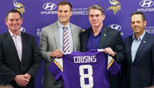 Cousins posa a los directivos de Vikings con su nuevo jersey