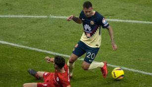 Ménez controla el balón frente a un jugador de Toluca