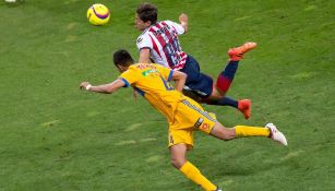 Godínez disputa el balón con Hugo Ayala