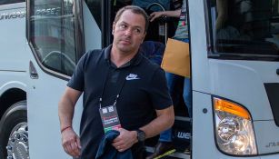 Santiago Baños baja del autobús que transporta al Club América