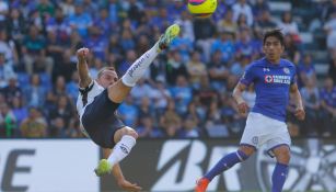 Díaz aleja un esférico de su área en el Estadio Azul 