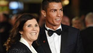Dolores Aveiro posa junto a su hijo, Cristiano Ronaldo, en una gala
