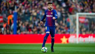 Gerard Piqué conduce el balón en juego del Barcelona