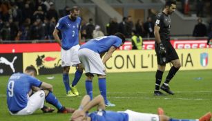 Jugadores italianos se lamentan al ser eliminados del Mundial