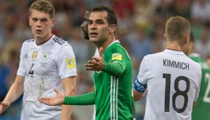 Rafa Márquez reclama una jugada en juego contra Alemania 