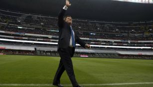 Miguel Herrera saluda a su afición en el Azteca