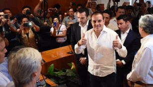 Blanco alza los pulgares como signo de saludo al registrarse como gobernador de Morelos 
