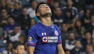 Felipe Mora se lamenta tras fallar un disparo con Cruz Azul 
