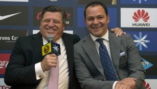 Miguel Herrera y Santiago Baños durante una conferencia de prensa