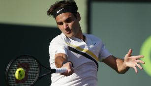 Federer le pega a pelota en encuentro frente a Kokkinakis en Miami 