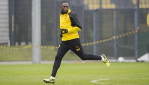 Usain Bolt corre  para recibir pase en entrenamiento del BVB 
