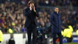 Antonio Conte da indicaciones en un partido del Chelsea 