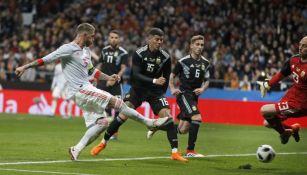 Sergio Ramos dispara a gol en el juego España vs Argentina