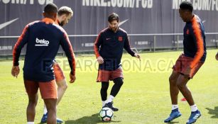 Messi toca el balón en entrenamiento del Barcelona 