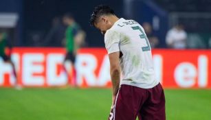 Carlos Salcedo se duele del hombro durante el partido vs Croacia