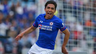 Ángel Mena celebra gol con Cruz Azul en la J11