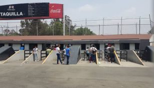 Aficionados acuden a las taquillas del Estadio Azteca 