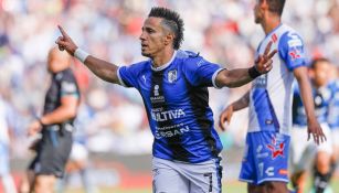 Sanvezzo festeja su gol contra Puebla