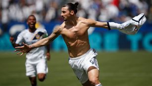Zlatan Ibrahimovic celebra su primer gol con el Galaxy