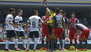 Árbitro muestra la tarjeta roja a Quintana en CU