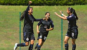 Guadalupe Velázquez  festeja un gol de Chivas Femenil 