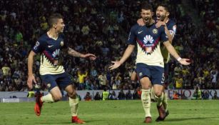 Rodríguez y Peralta celebran gol contra Santos