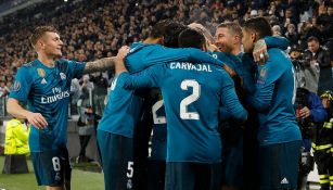 Abrazos merengues tras el segundo gol de Cristiano Ronaldo