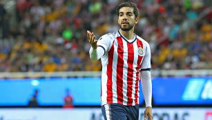 Rodolfo Pizarro reclama al árbitro en partido de Chivas
