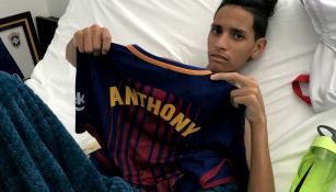 Anthony Borges presume jersey otorgado por el Barcelona