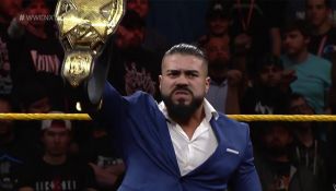 Andrade 'Cien' Almas con el título de NXT