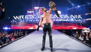 Seth Rollins sale de Wrestlemania 31 con el máximo cinturón de WWE