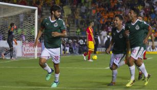 Chivas festeja el gol de Rodolfo Pizarro