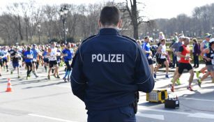 Policía vigila durante el Medio Maratón de Berlín