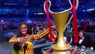 Naomi festeja con el trofeo