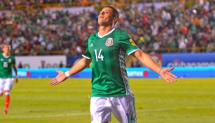 Chicharito Hernández celebra un gol con México 