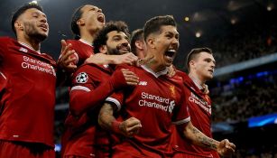 Jugadores de Liverpool festejan gol contra el City