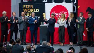 Enrique Peña Nieto levanta Copa del Mundo 