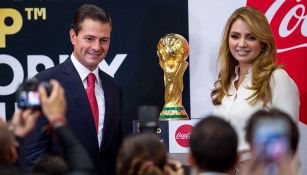 Peña Nieto junto a la Copa Mundial y su esposa