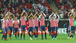 Jugadores de Chivas aplauden a su afición tras pasar a la Final