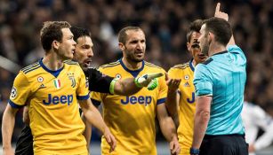 Jugadores de Juventus reclaman penalti