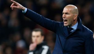 Zidane da instrucciones a sus jugadores en Champions 