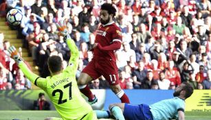 Mohamed Salah intenta burlar a Begovic