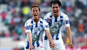 Keisuke Honda y Érick Aguirre festejan gol frente a Santos