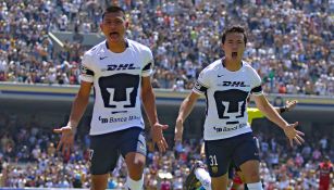 Jesús Gallardo y el Cubo Torres festejan tras anotar un gol